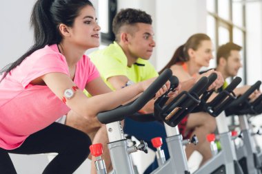 Spor salonunda kadın Bisiklet