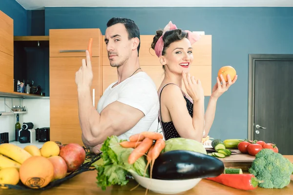 Casal fazendo salada e cozinhar juntos — Fotografia de Stock