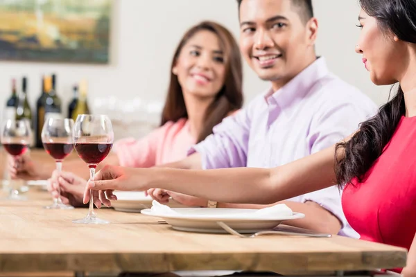 Friends sitting in the restaurant — Stock Photo, Image