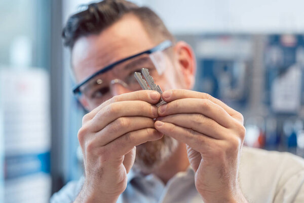 Человек в магазине катеров смотрит на холостые места
