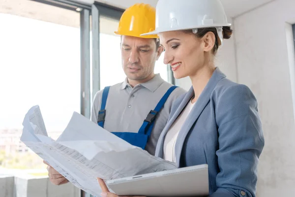 Propietario del proyecto y trabajador de construcción durante la aceptación —  Fotos de Stock