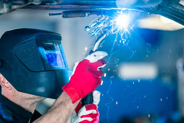 Man die lasmachine gebruikt om het metaal te lassen — Stockfoto