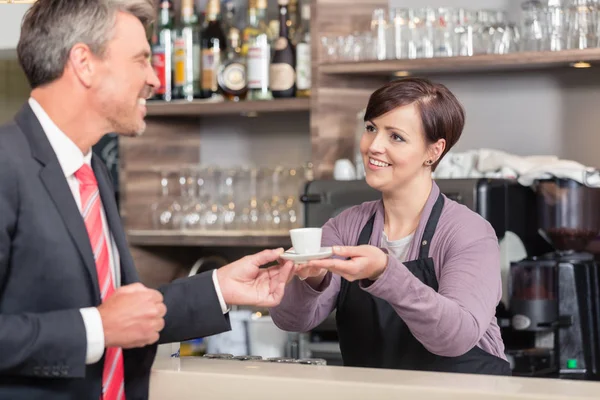 Homem recebendo café da garçonete — Fotografia de Stock