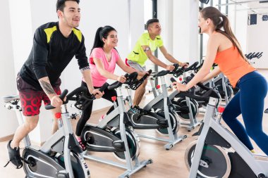Spor salonunda bisiklete binenler