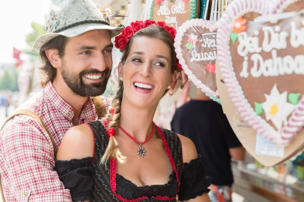 Coppia acquisto cuori di pan di zenzero della fiera bavarese — Foto Stock