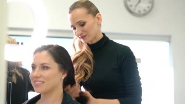 Dükkanında müşteri saç şekillendirme kadın kuaför