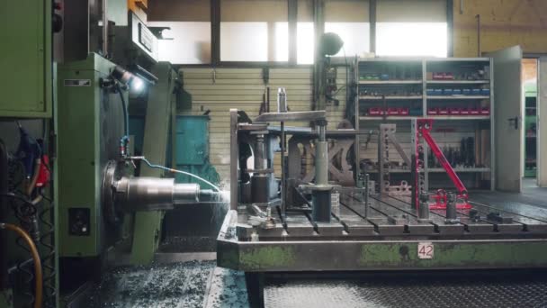 CNC-Fräsmaschine in der Metallbearbeitungsfabrik — Stockvideo