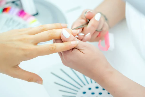 Donna con le unghie tagliate durante la manicure — Foto Stock
