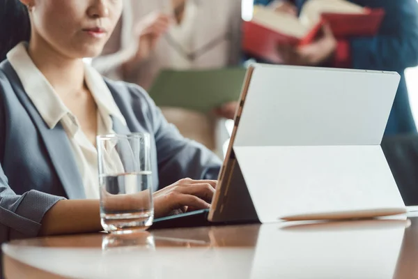 Mulher de negócios asiática trabalhando no laptop — Fotografia de Stock