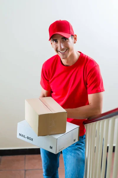 Zusteller hält zwei Kartons in der Hand — Stockfoto