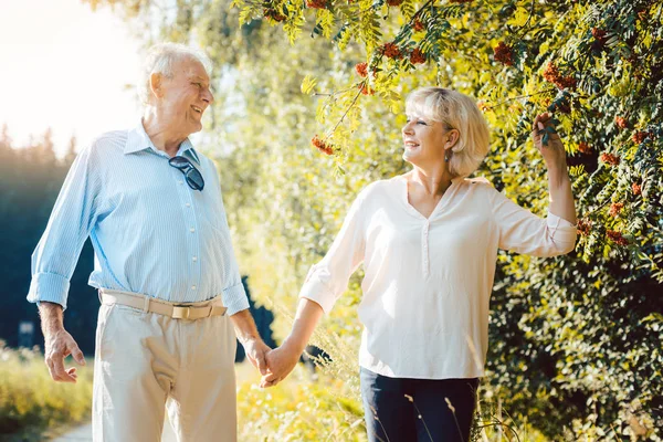 Mujer madura y hombre teniendo un paseo de verano — Foto de Stock