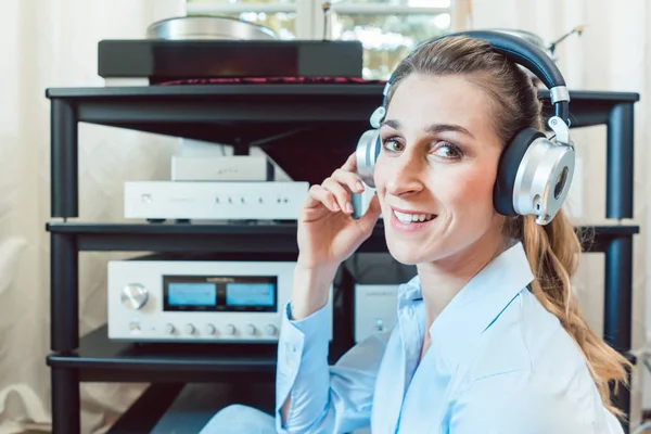 Audiophile woman enjoying music in her home — Stock Photo, Image