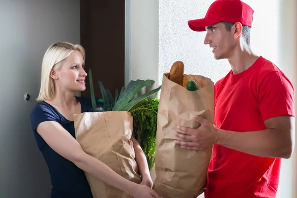 Female customer receiving the grocery delivery — Stock Photo, Image