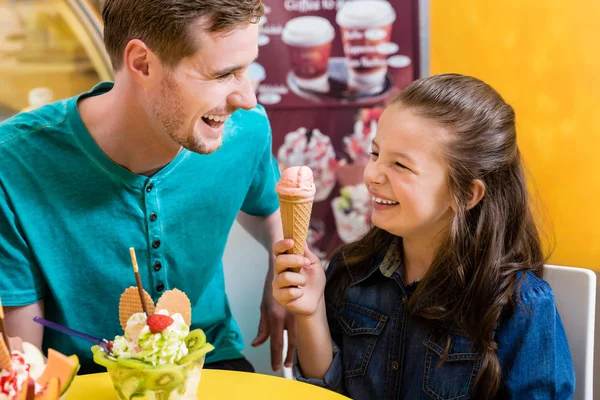 Ayah dan anak makan es krim — Stok Foto