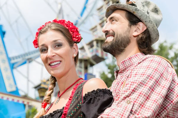 Man and woman in Tracht on the Oktoberfest in Munich — Stock Photo, Image