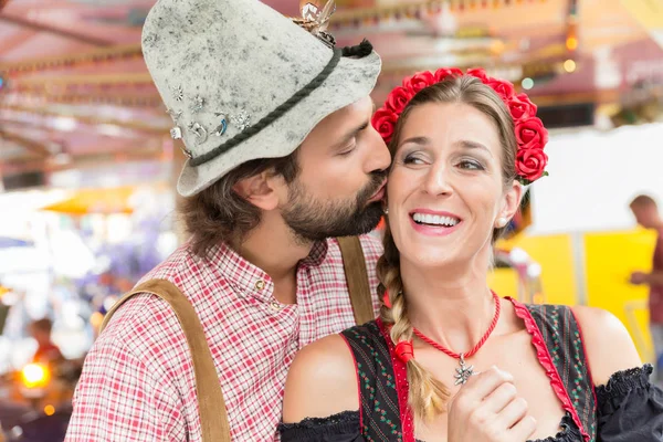 Mulher e homem no Oktoberfest no amor — Fotografia de Stock
