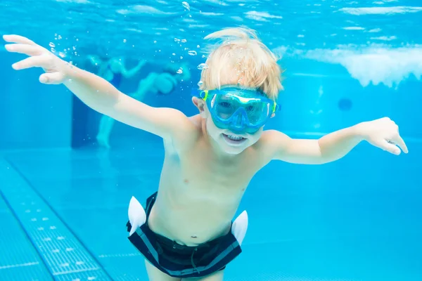 Мальчик наслаждается плаванием в бассейне — стоковое фото