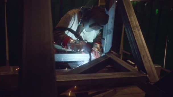 Welder working in his workshop — Stock Video