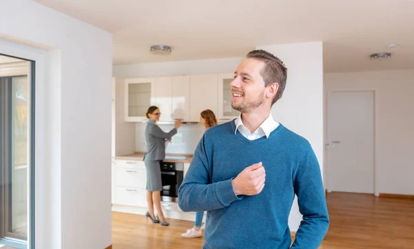 Mann ist zufrieden mit der neuen Wohnung, die er kaufen will — Stockfoto