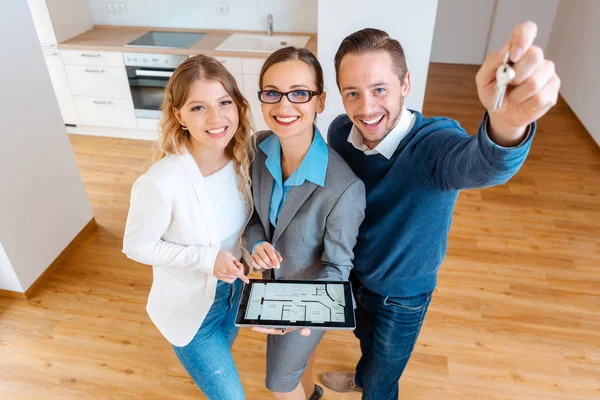 Real Estate broker selling or renting house to a couple — Stock Photo, Image