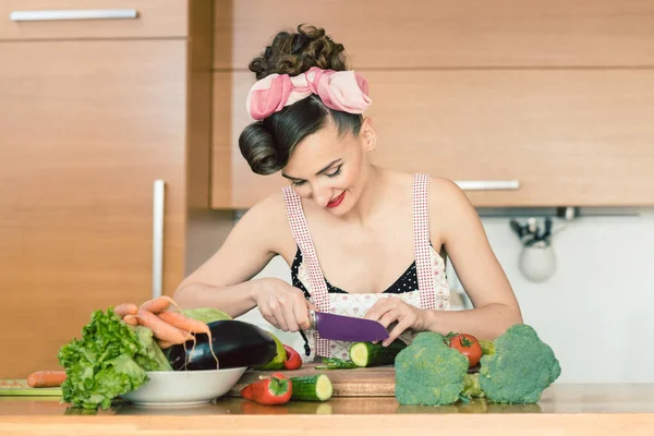 Hausfrau und Köchin schneiden Gemüse zu Hause in der Küche — Stockfoto