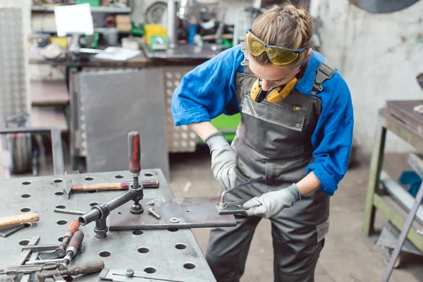 Mulher mecânica trabalhando em oficina de metal — Fotografia de Stock