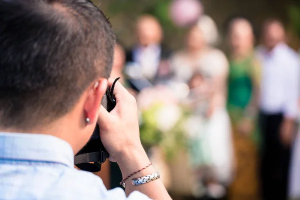 Svatební fotograf fotografem — Stock fotografie