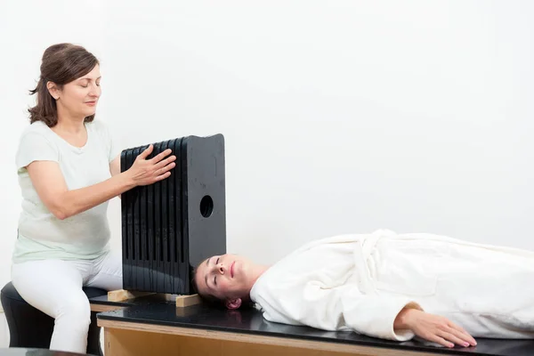 Terapeuta que da terapia de sonido — Foto de Stock