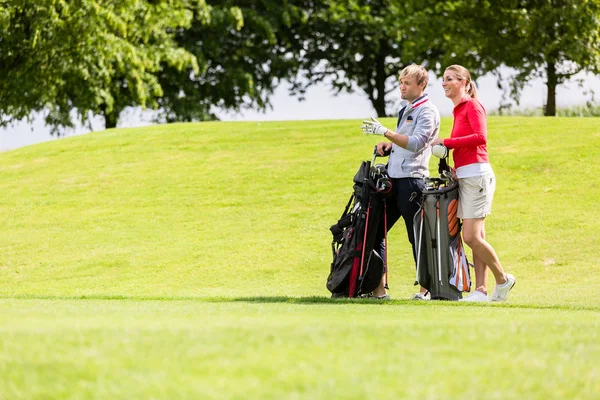 Golferehepaar auf Golfplatz — Stockfoto