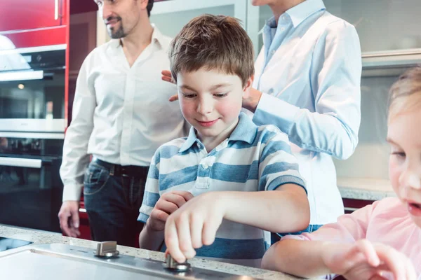 Familie in de keuken showroom — Stockfoto