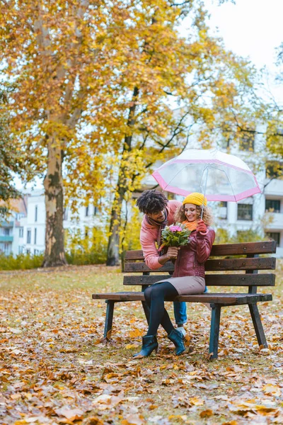 Mann muss sich bei Frau oder Freundin entschuldigen — Stockfoto