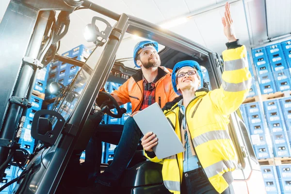 Trabajadores en almacén logístico revisando el inventario — Foto de Stock