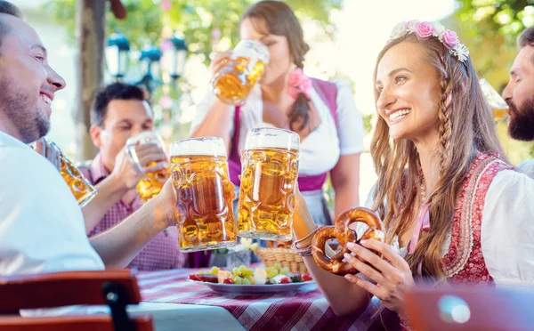 Couple cliquetis avec d'énormes quantités de bière dans un pub bavarois — Photo