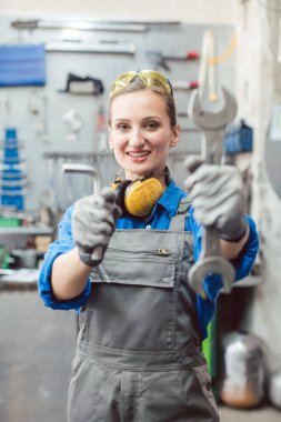 Araçlar kameraya gösteren kadın makinist