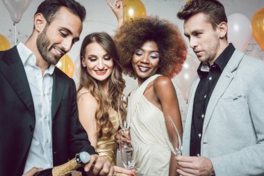 Adam, yeni yıl veya doğum günü partisi açılış şişe şampanya
