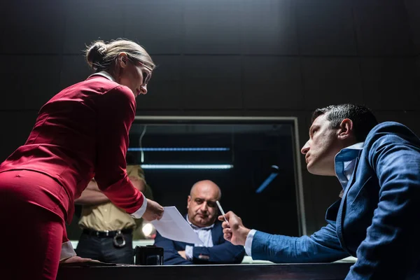 Attorney in disagreement with the prosecutor during the hearing of a suspect — Stock Photo, Image