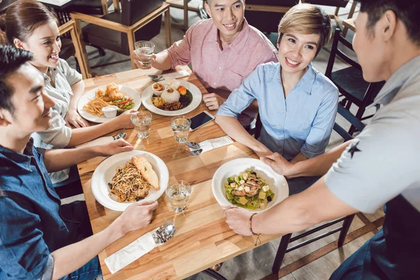 Mannelijke ober serveren eten op tafel — Stockfoto