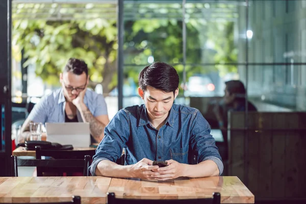 Mann benutzte Handy im Restaurant — Stockfoto