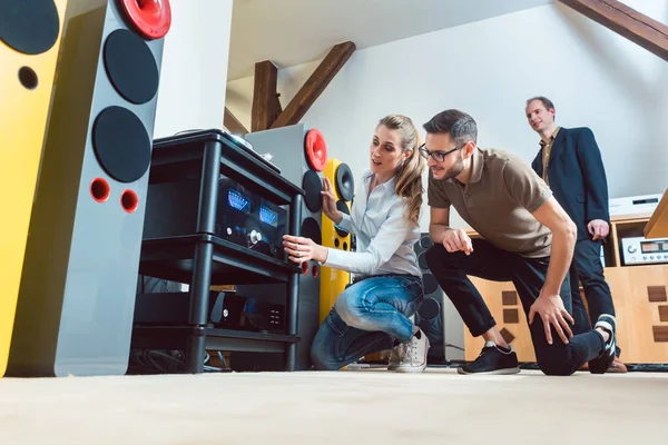 Genç çift deposundaki yüksek kaliteli stereo ekipman satın alma — Stok fotoğraf