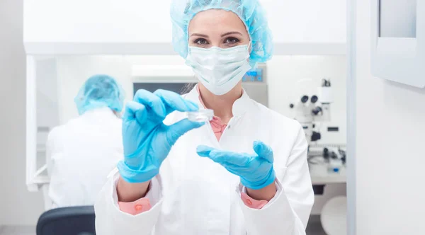 Mujer científica mostrando su nuevo experimento biotecnológico en laboratorio — Foto de Stock