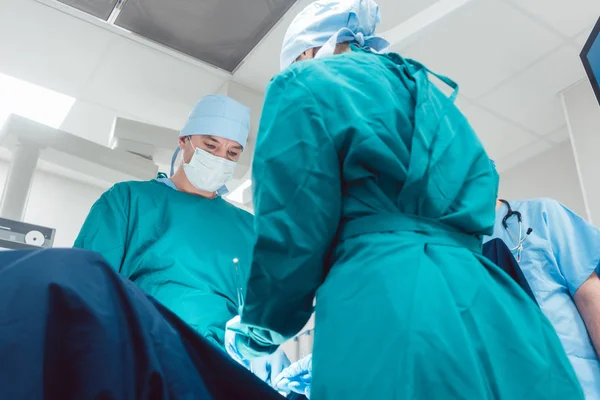 Médicos que realizam operações no hospital — Fotografia de Stock