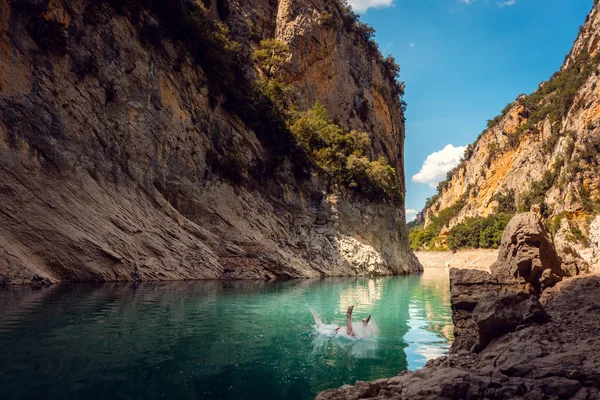 Hombre saltando al agua de un barranco en las montañas de los Pirineos —  Fotos de Stock