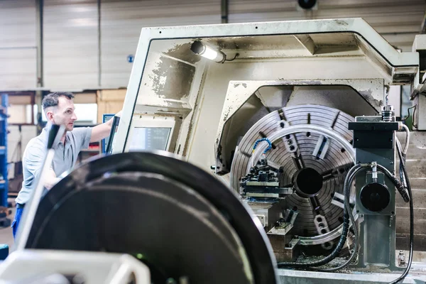 Fabrikada Cnc torna işleten işçi