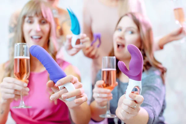 Donne che mostrano giocattoli sessuali che hanno comprato a una festa dildo — Foto Stock