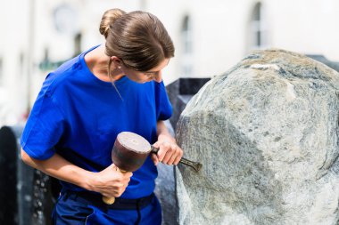 Boulder balyoz ve demir ile çalışan taşçı
