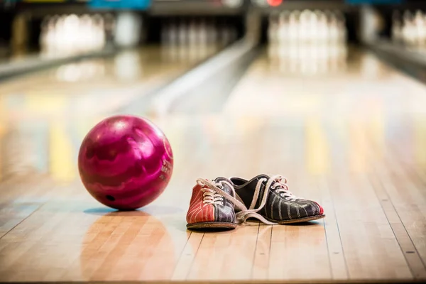 Par Bowling skor och boll — Stockfoto