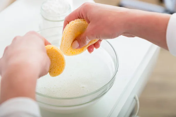 Cosmetologist hand cleaning sponge — Stock Photo, Image