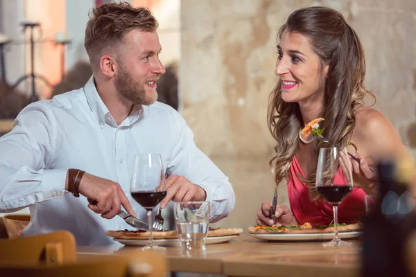 Ungt par äta tillsammans — Stockfoto