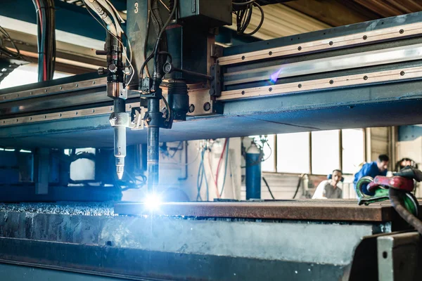 Plasmaschneider in einer Fabrik, die ein Stück Metall schneidet — Stockfoto