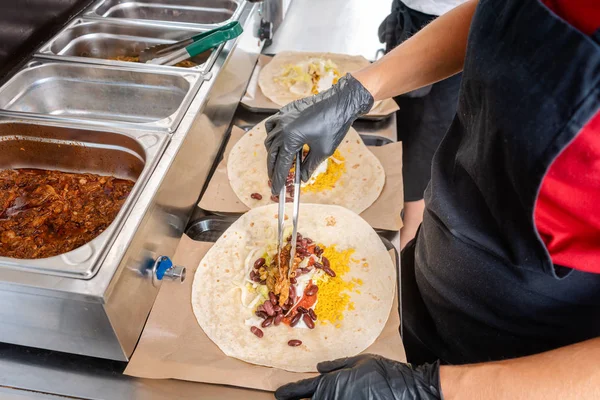 Yemek kamyonunda burrito hazırlayan kadın — Stok fotoğraf
